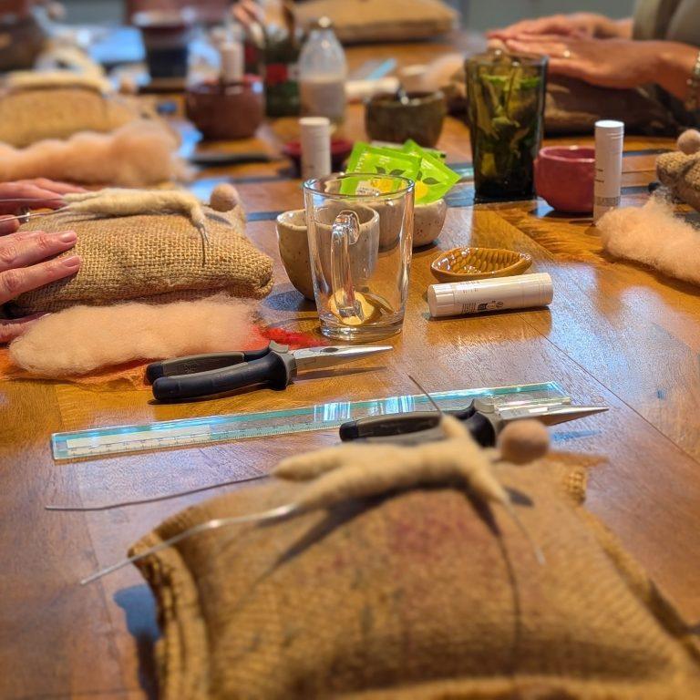 Wol en naaldviltgereedschap op de werktafel