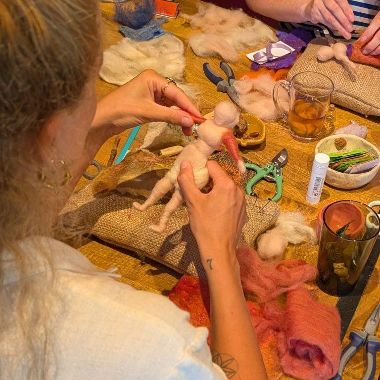 Aan het werk tijdens een viltworkshop bij Pippi Pirate