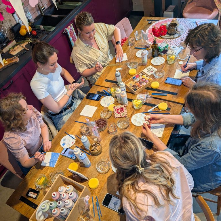 Vrouwen aan het werk aan de tafel in het atelier