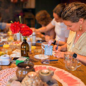 Vrouwen samen in het atelier van Pippi Pirate